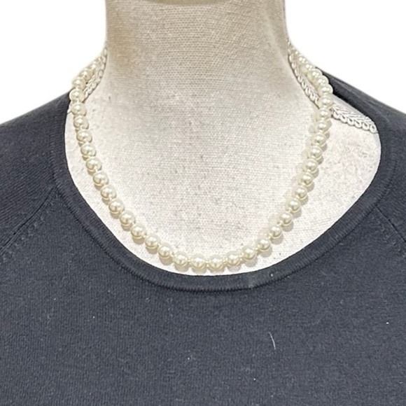 Vintage Jewelry - Vintage faux off white luscious pearl necklace with embossed silver tone clasp
